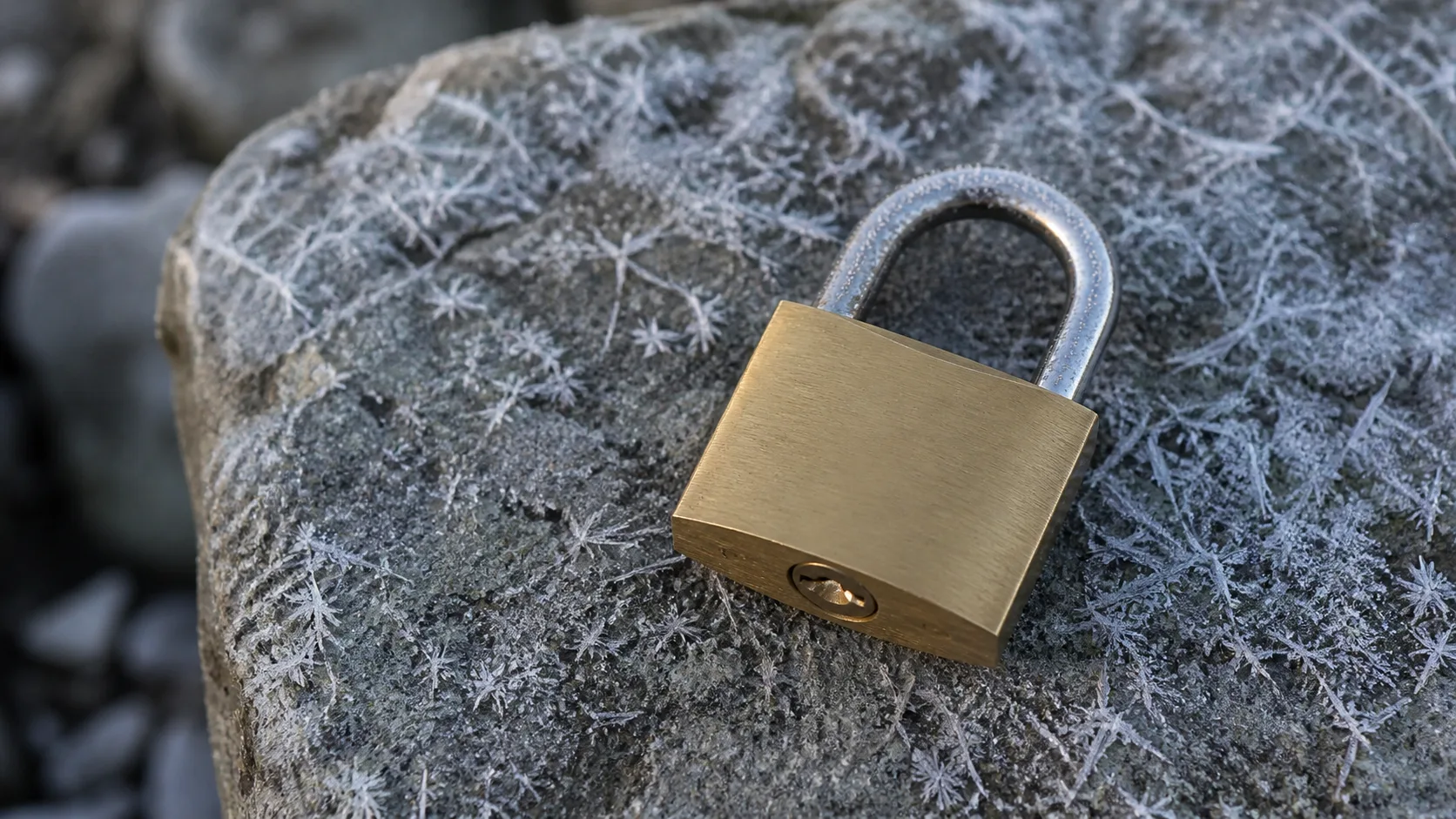 Hänglås bredvid ett begränsat hälsounderlag för en grupptur